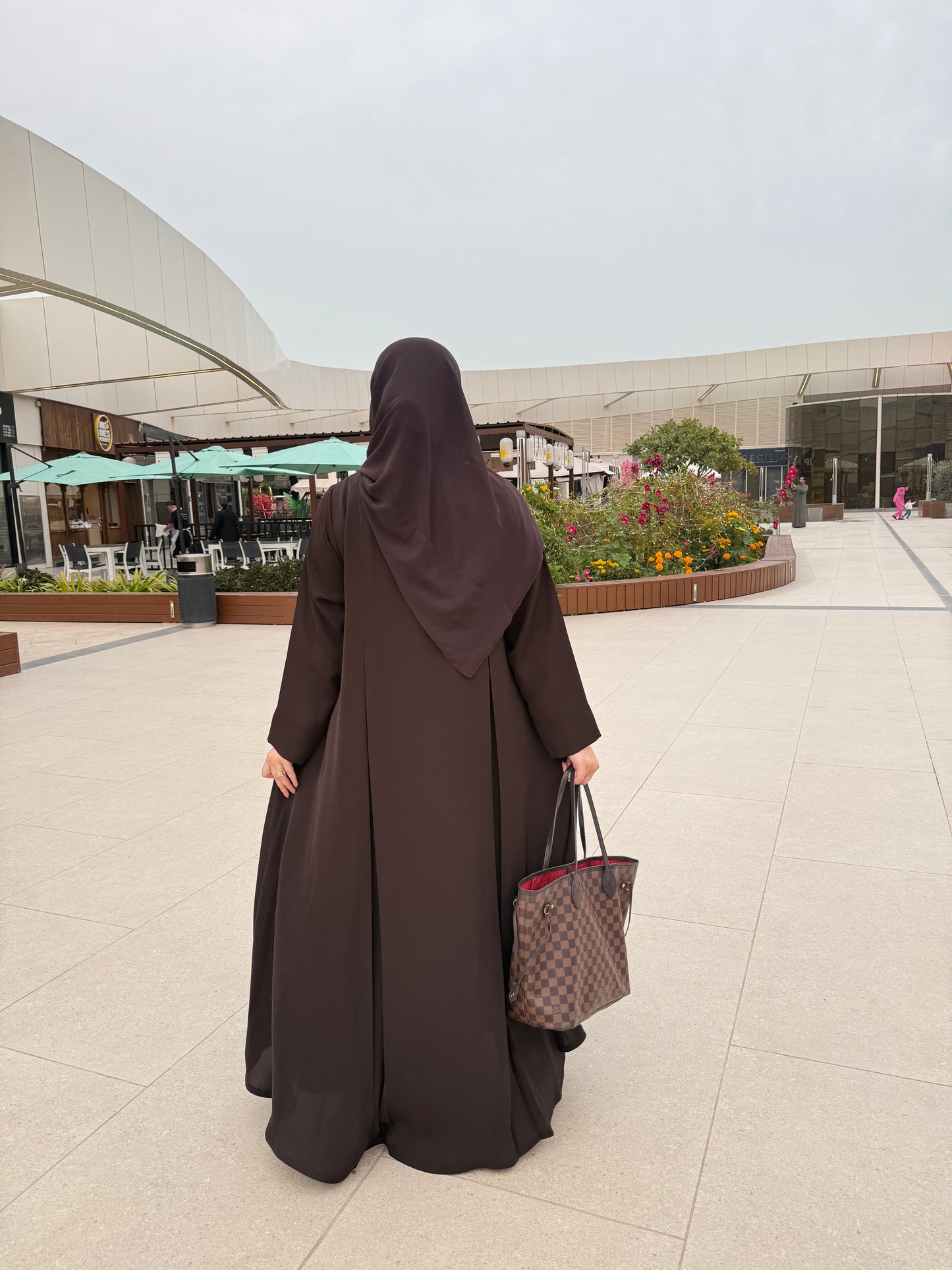 عباية بنية واسعة