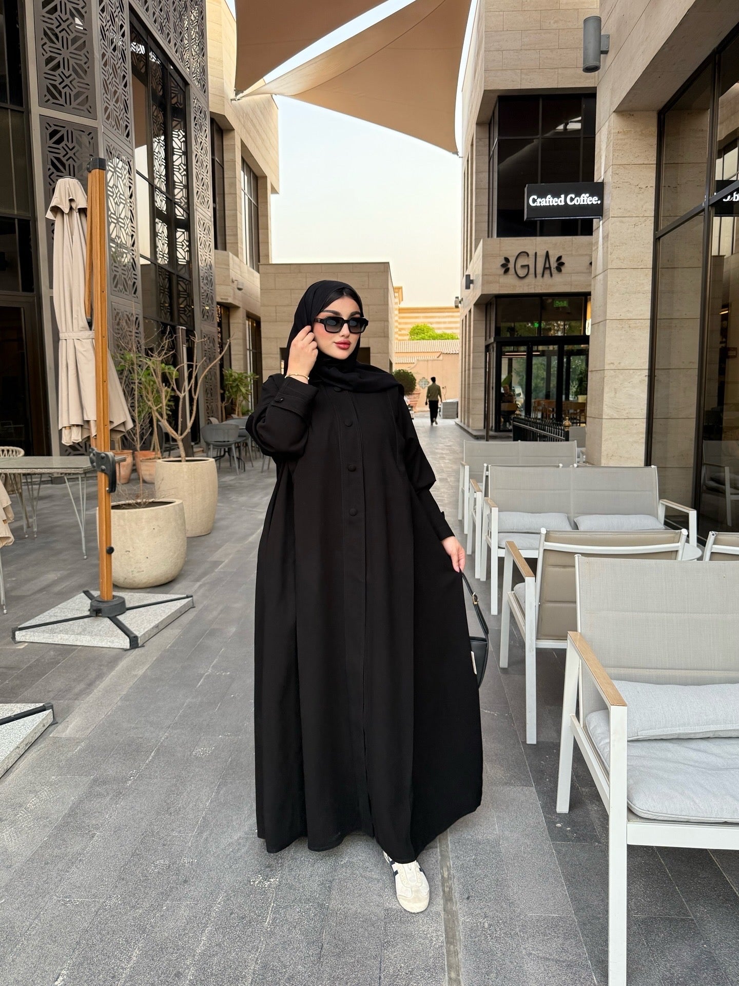 عباية من الكريب الأسود
