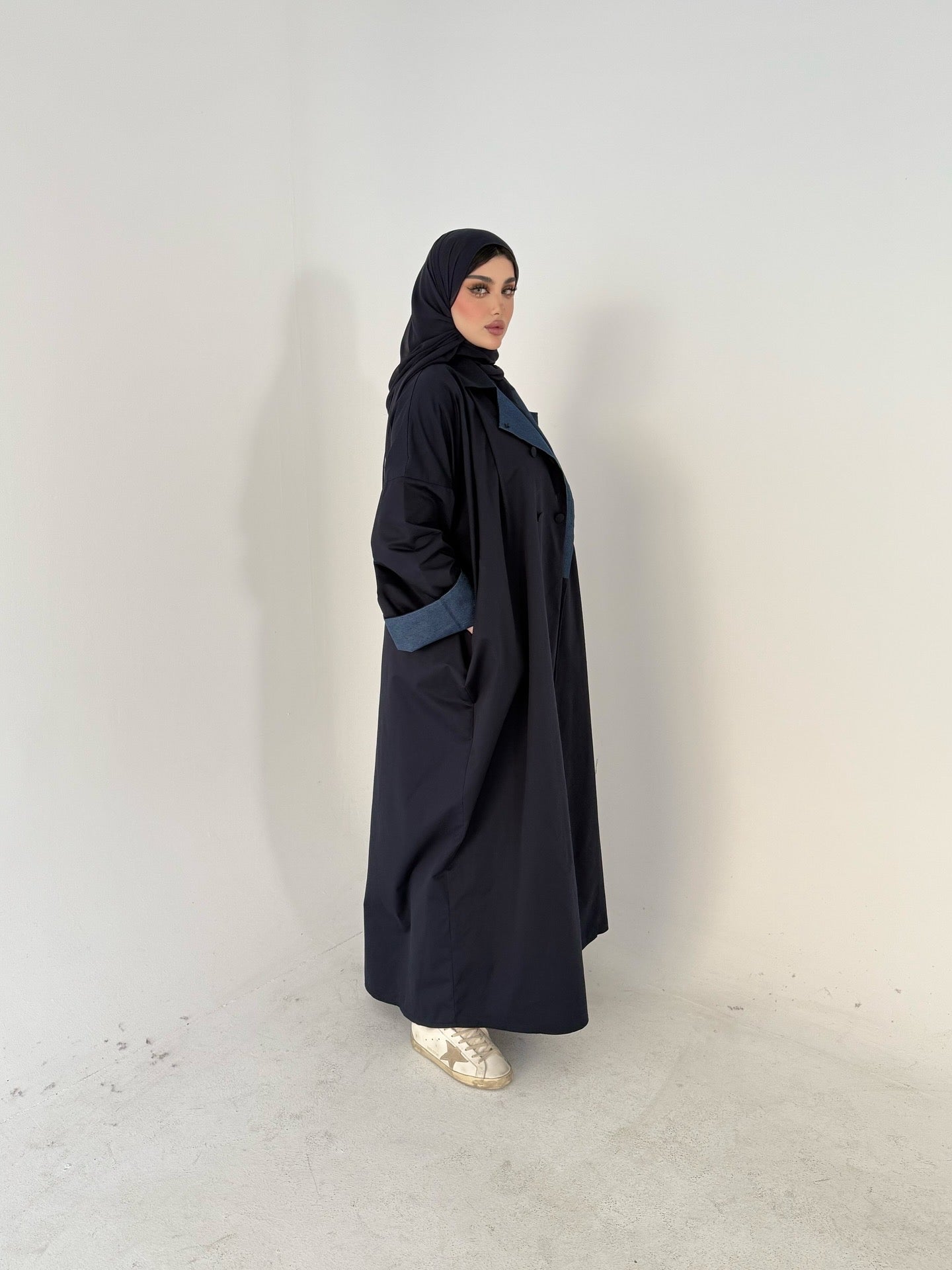 معطف واقٍ من المطر باللون الأزرق الداكن