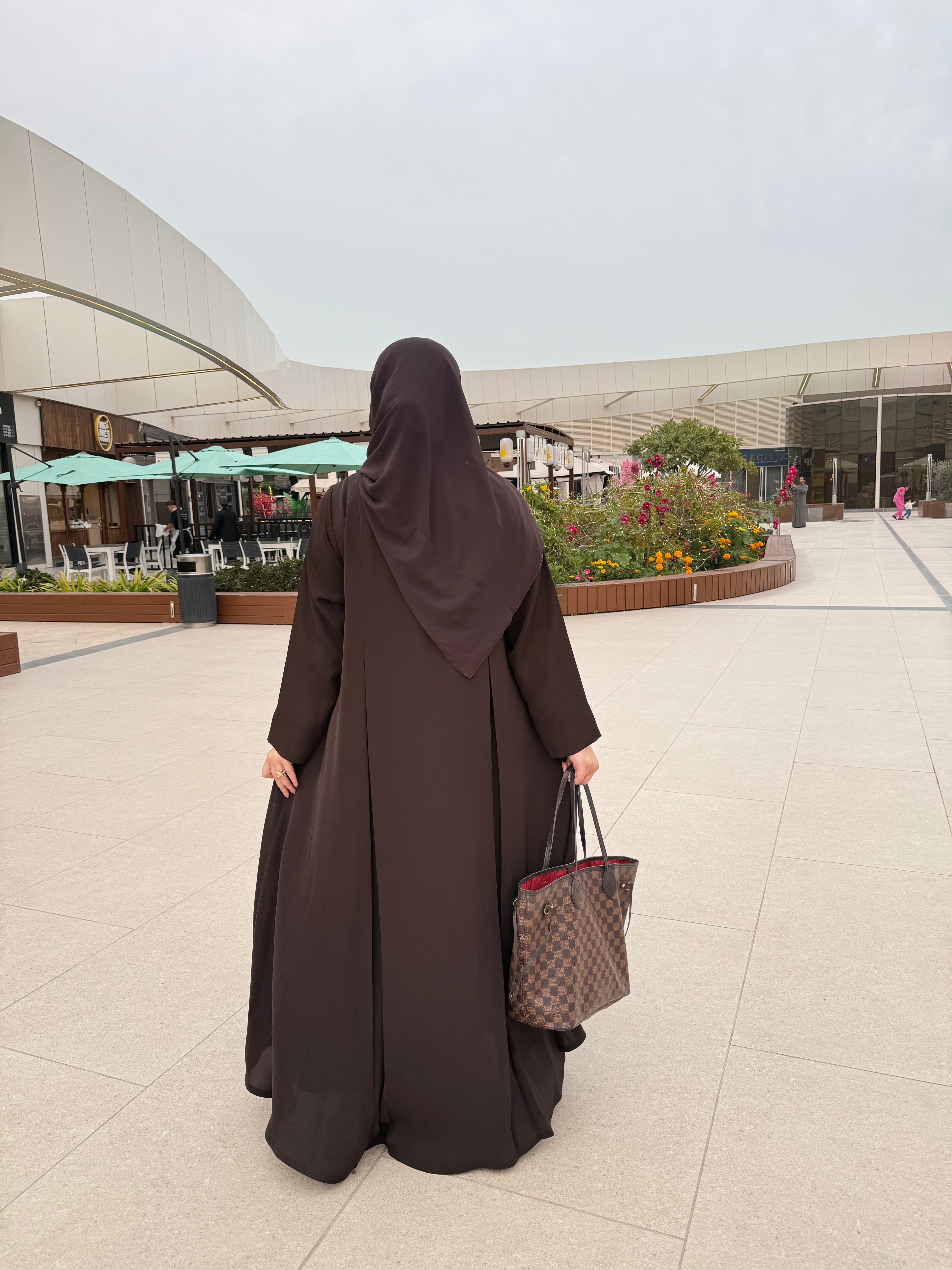 عباية بنية واسعة