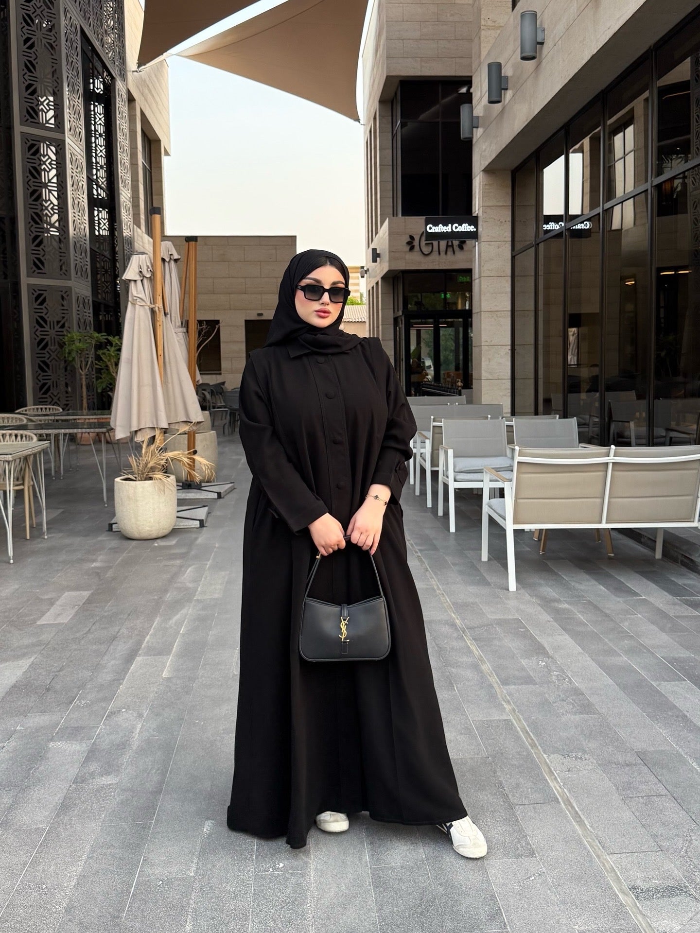 عباية من الكريب الأسود