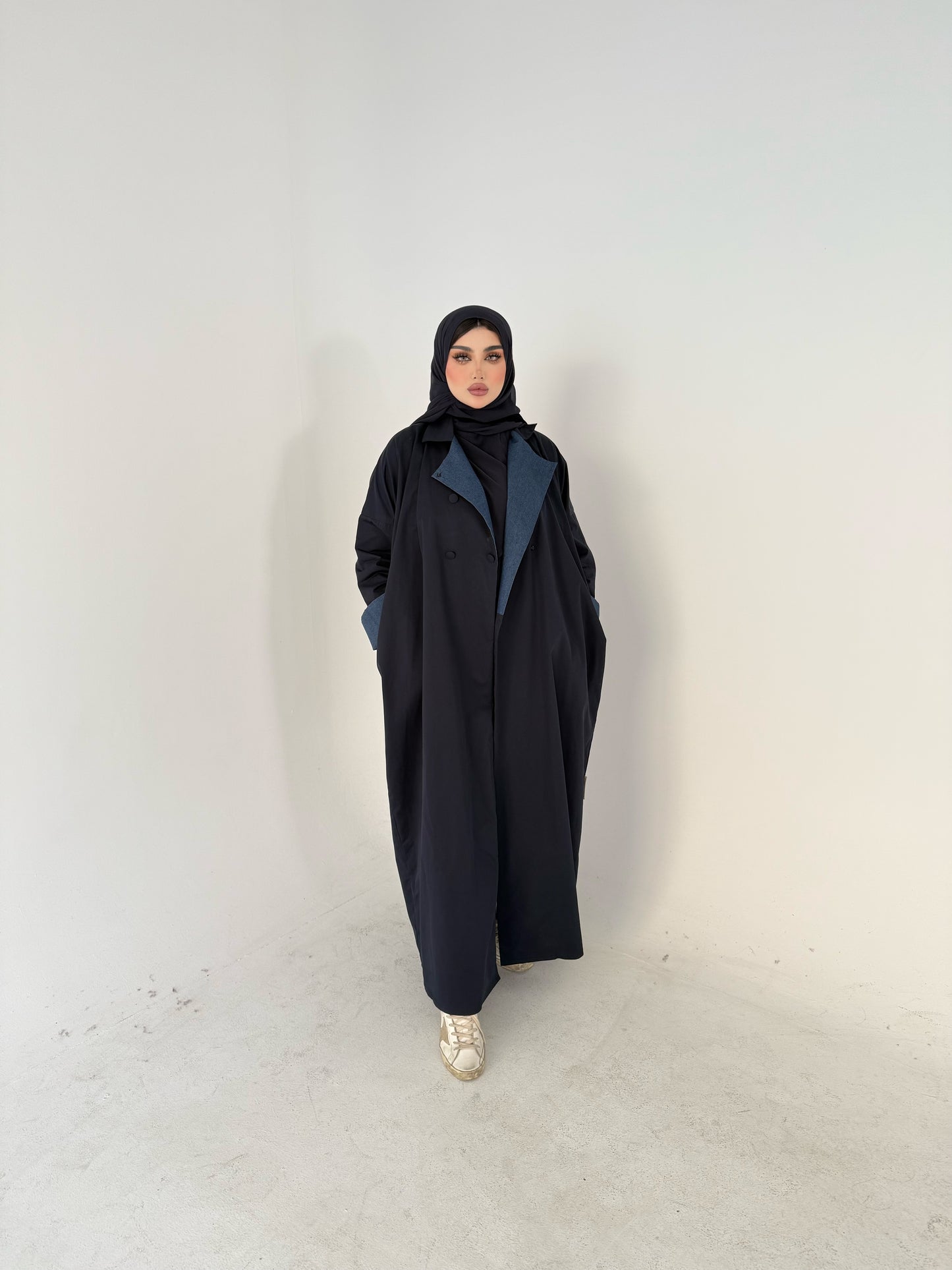 معطف واقٍ من المطر باللون الأزرق الداكن