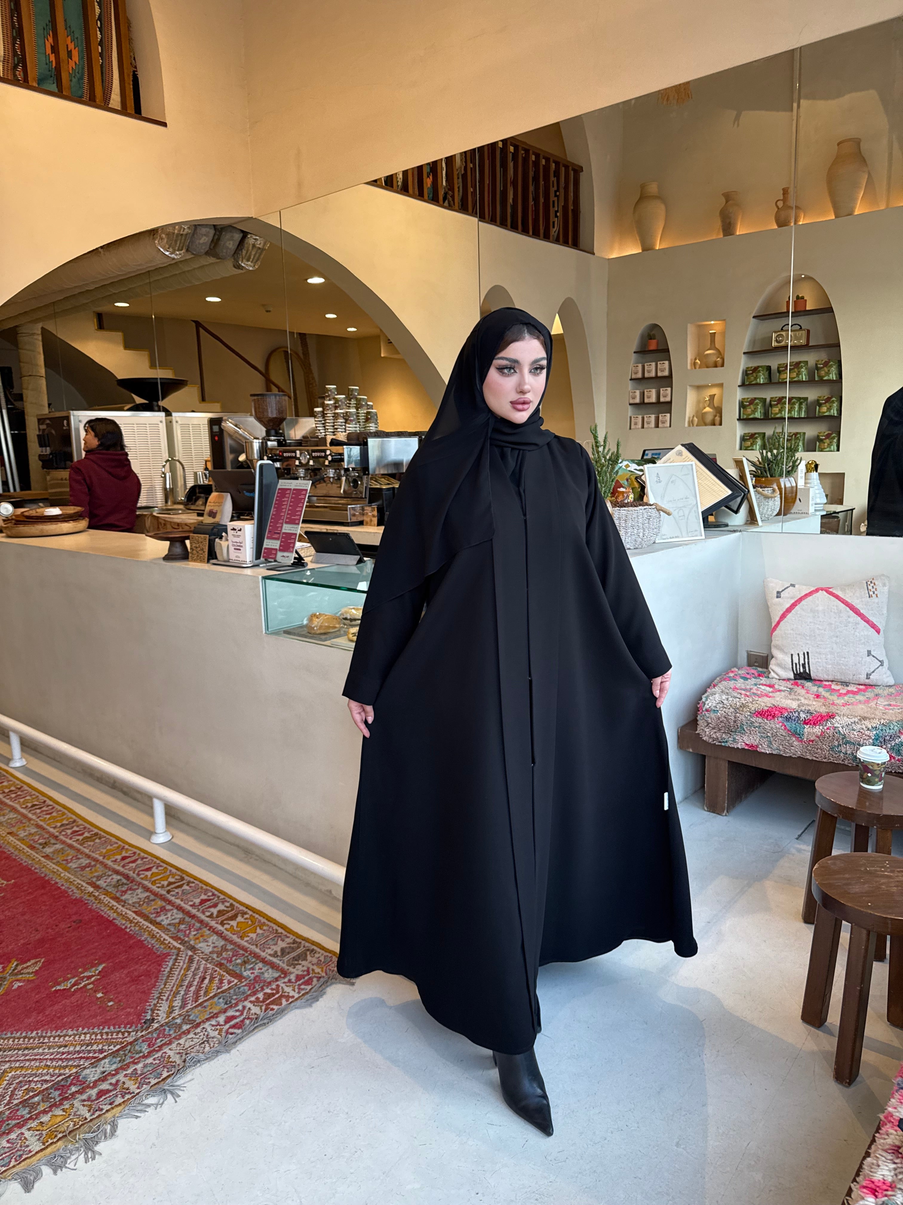 عباية سوداء بسيطة واسعة