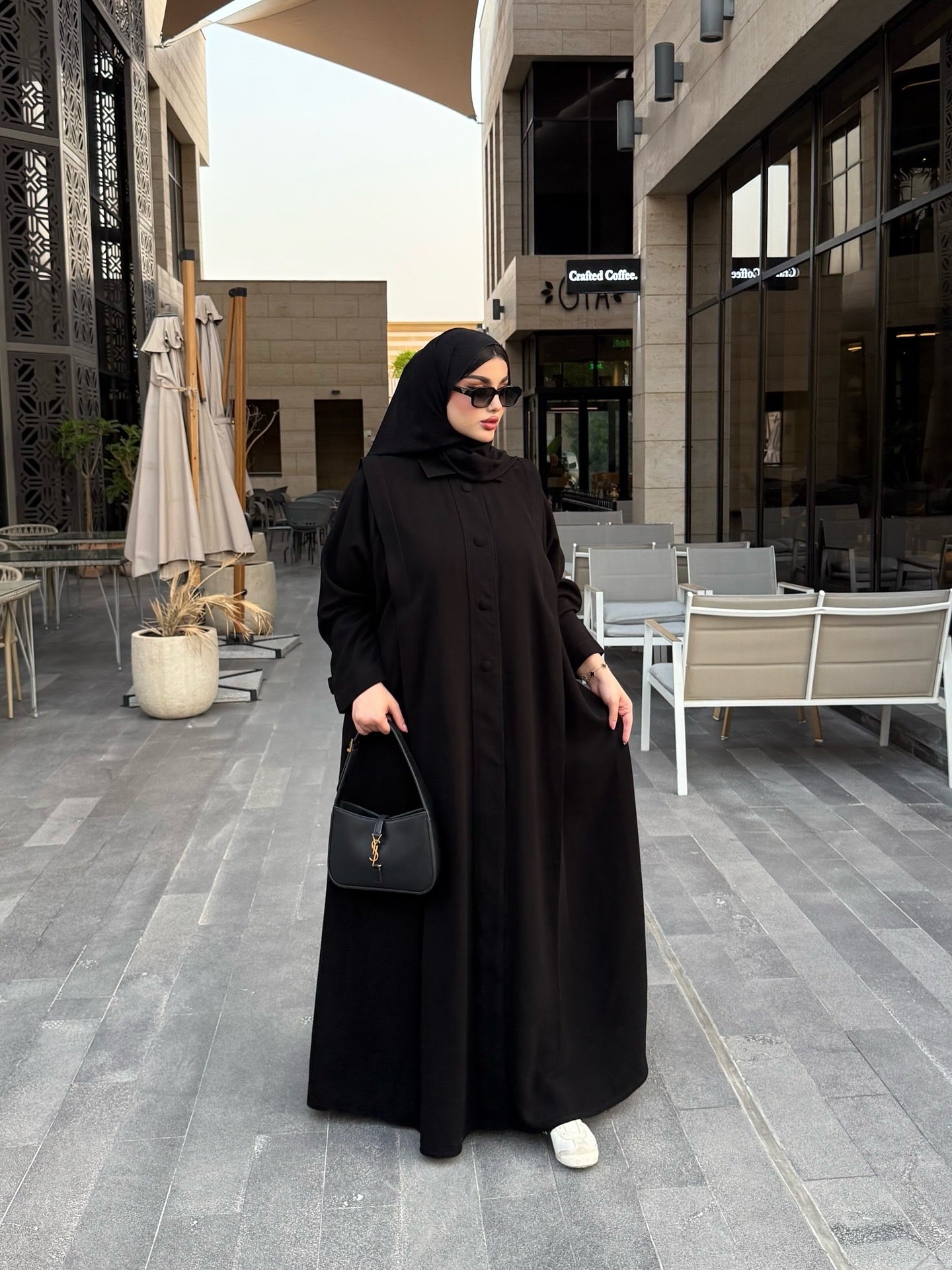 عباية من الكريب الأسود