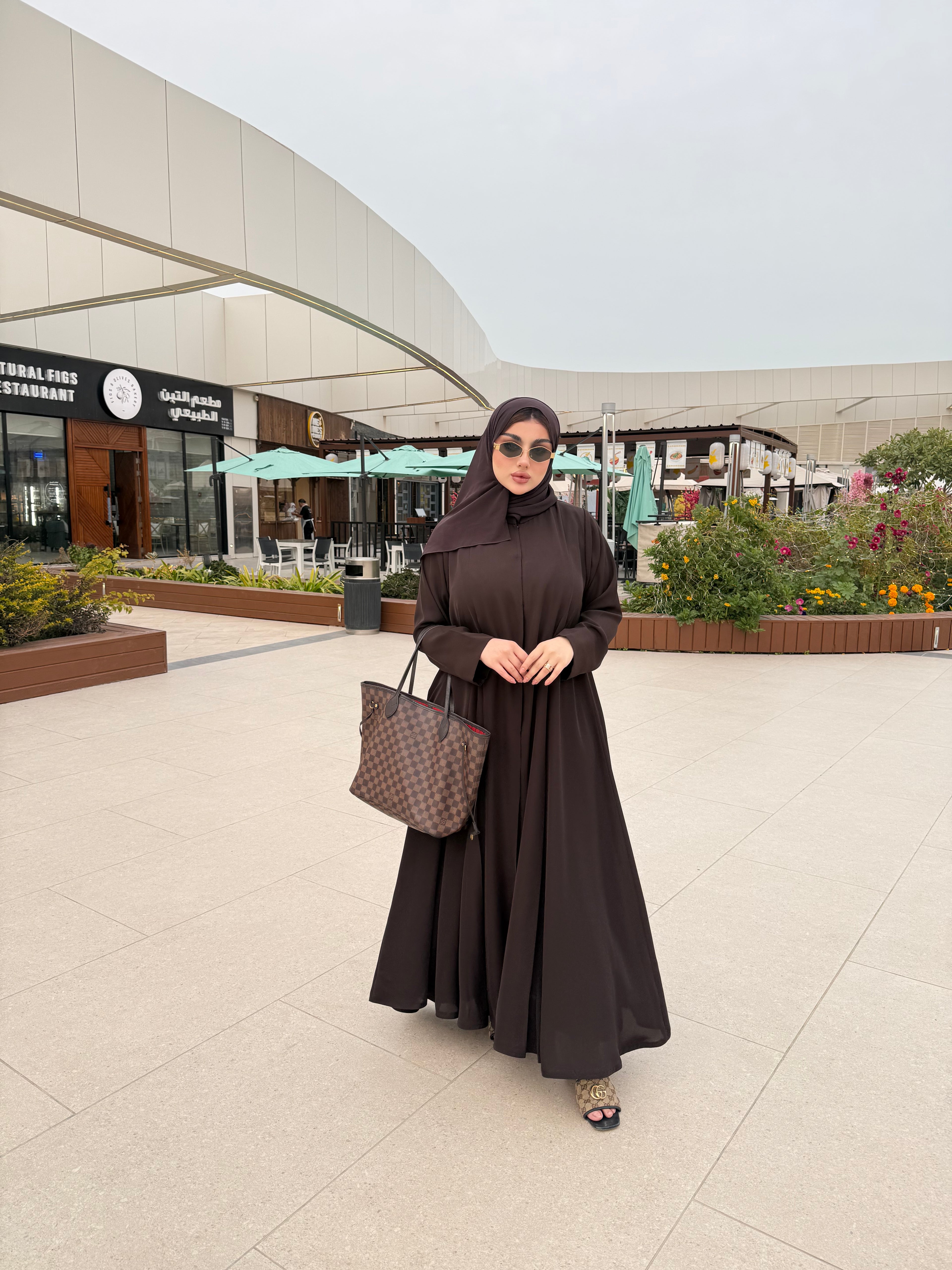 عباية بنية واسعة