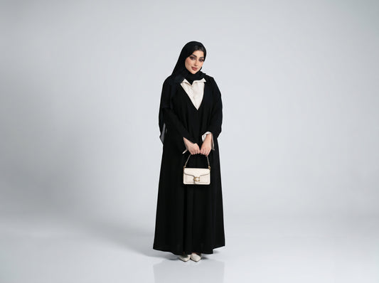 كريب أسود بياقة مخيطة بيج